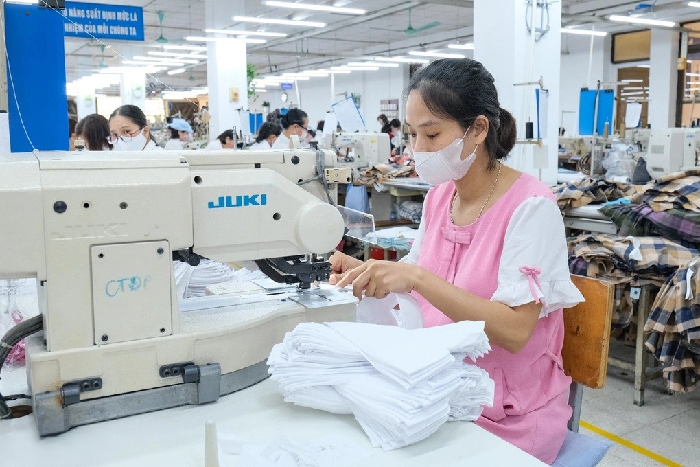 Lao động nữ nuôi con nhỏ làm công việc độc hại được giảm giờ làm, không bị giảm lương