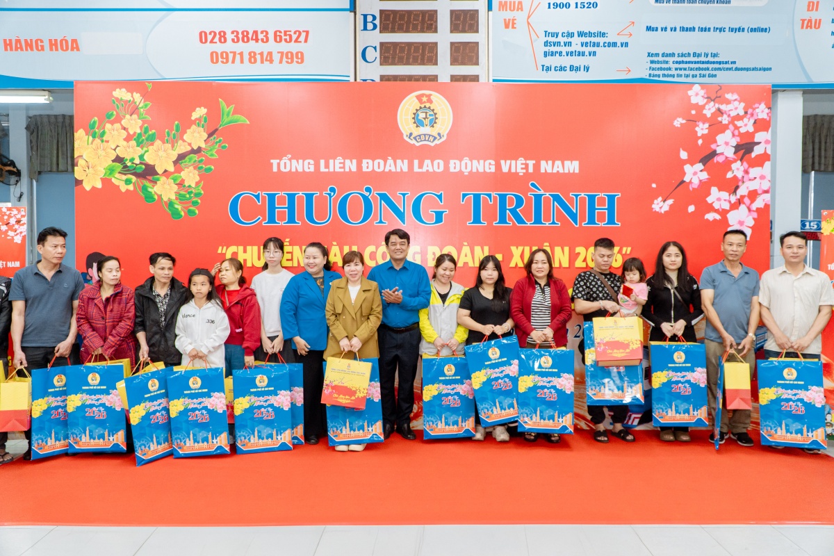 TP. Hồ Chí Minh: Người lao động về quê đón Tết trên chuyến tàu Công đoàn