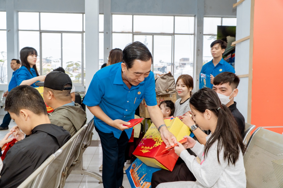 TP. Hồ Chí Minh: Người lao động về quê đón Tết trên chuyến tàu Công đoàn