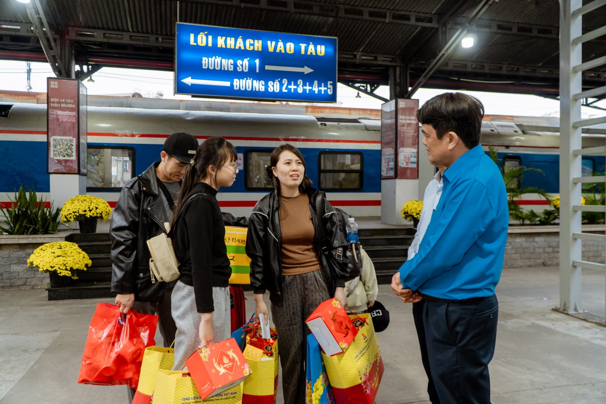 TP. Hồ Chí Minh: Người lao động về quê đón Tết trên chuyến tàu Công đoàn