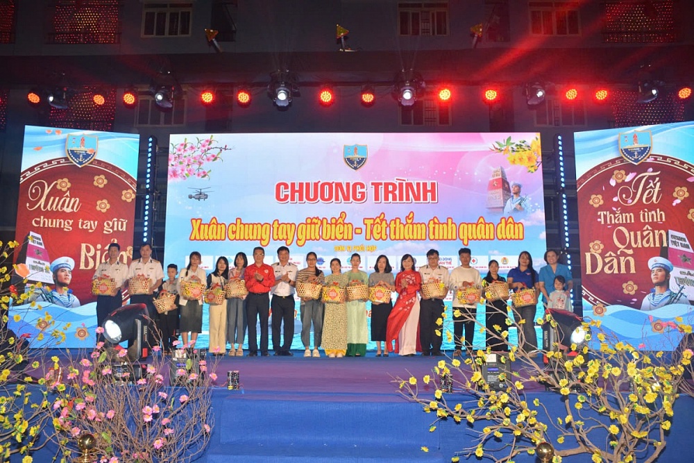 Ban tổ chức trao quà tặng đại diện các gia đình và các quân nhân đơn vị.