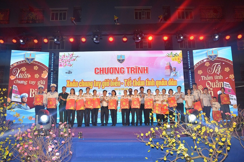 Ban tổ chức trao quà tặng đại diện các gia đình và các quân nhân đơn vị.