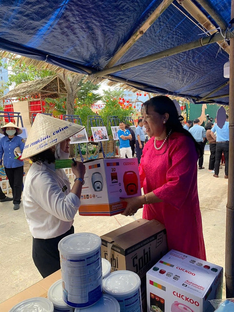 Đại diện doanh nghiệp tặng quà 0đ cho người dân trong khi Đô thị.