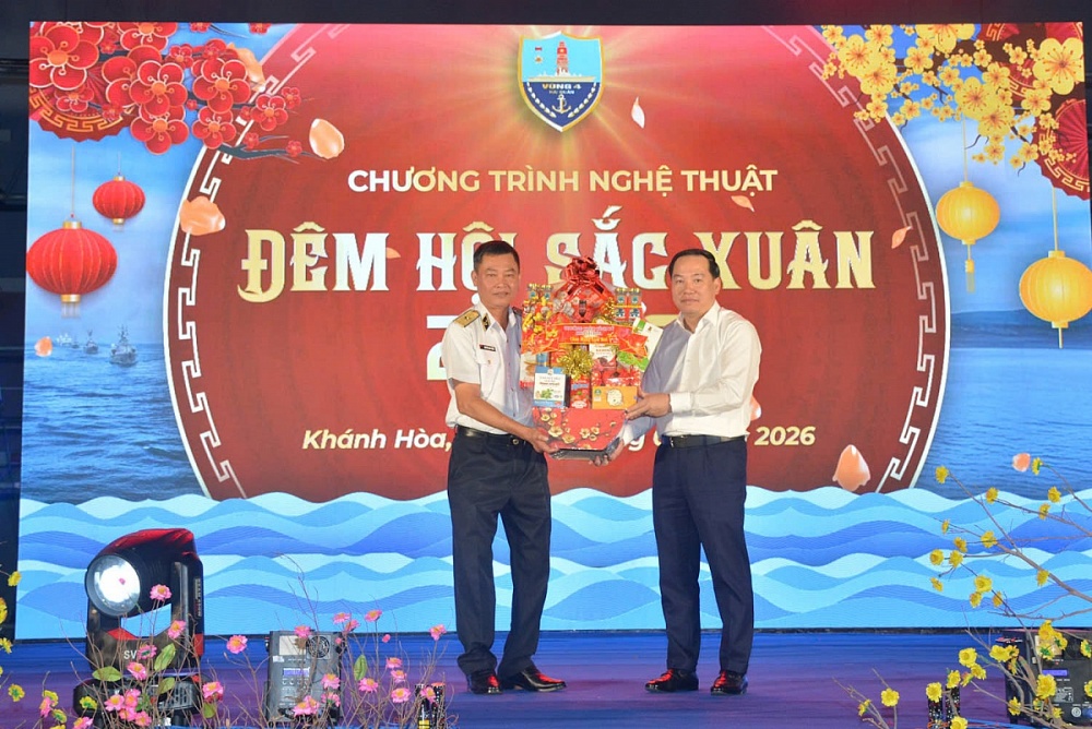 Đồng chí Hồ Xuân Trường – Ủy viên Dự khuyết Trung ương Đảng, Phó Bí thư Thường trực Tỉnh ủy Khánh Hòa (phải) trao quà tặng Bộ Tư lệnh Vùng 4 Hải quân.