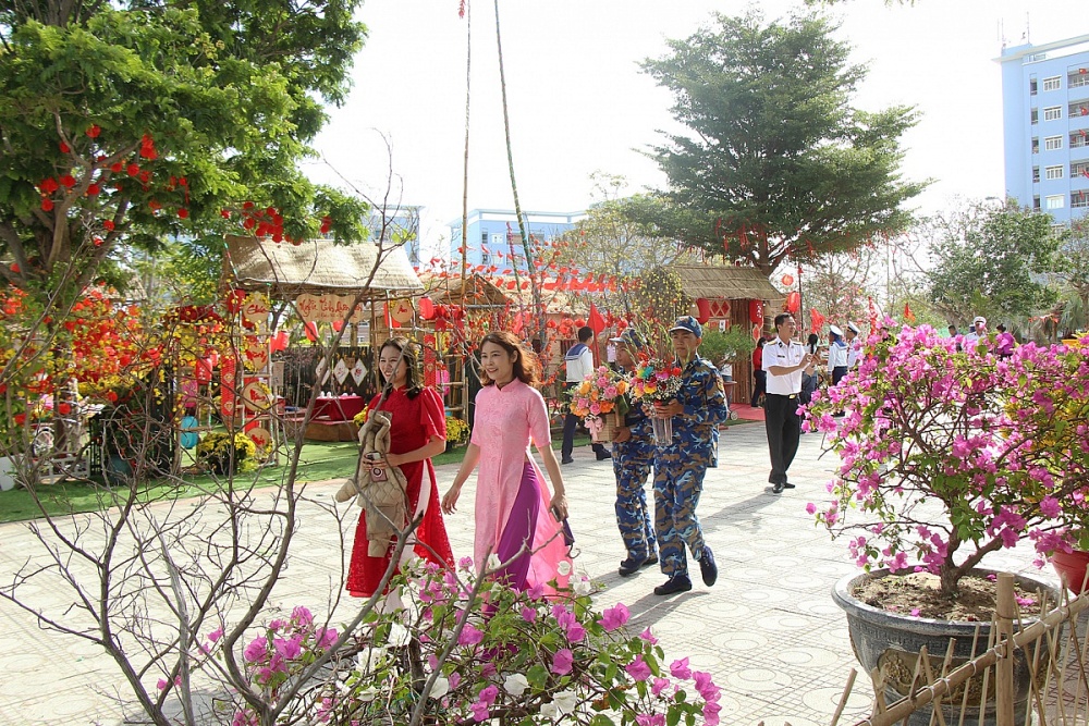 Bộ đội cùng người dân tham gia Chương trình “Xuân chung tay giữ biển, Tết thắm tình quân dân” năm 2026. 