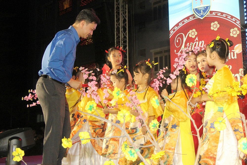 Đồng chí Nguyễn Minh Triết – Ủy viên Dự khuyết Trung ương Đảng, Bí thư Thường trực Trung ương Đoàn TNCS Hồ Chí Minh và Lãnh đạo các cơ quan, đơn vị lì xì các em thiếu nhi ở Khu đô thị Căn cứ quân sự Cam Ranh.