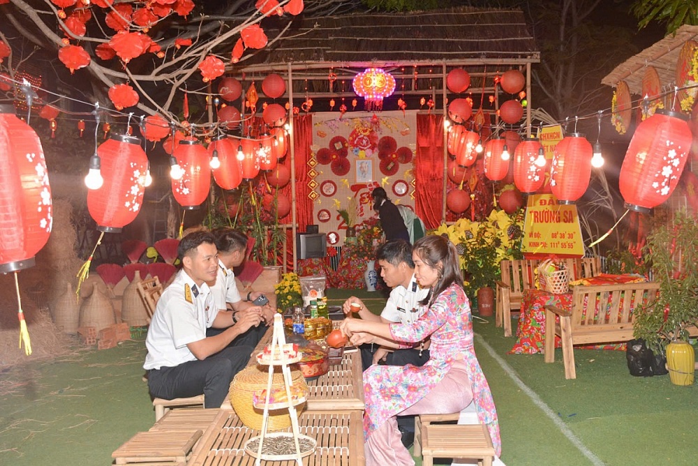 Các quân nhân, gia đình trải nghiệm không gian Tết xưa.