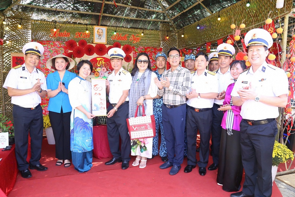 Thủ trưởng Bộ Tư lệnh Vùng 4 tham quan tham quan các gian hàng 0 đồng và gian hàng phi lợi nhuận.