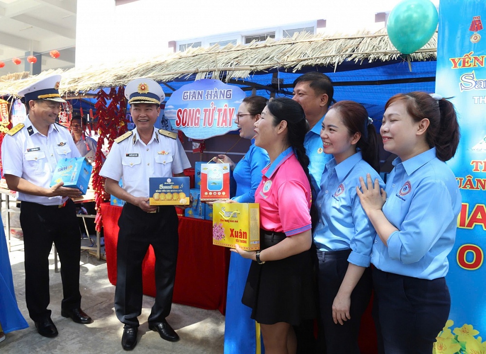 Thủ trưởng Bộ Tư lệnh Vùng 4 tham quan tham quan các gian hàng 0 đồng và gian hàng phi lợi nhuận.