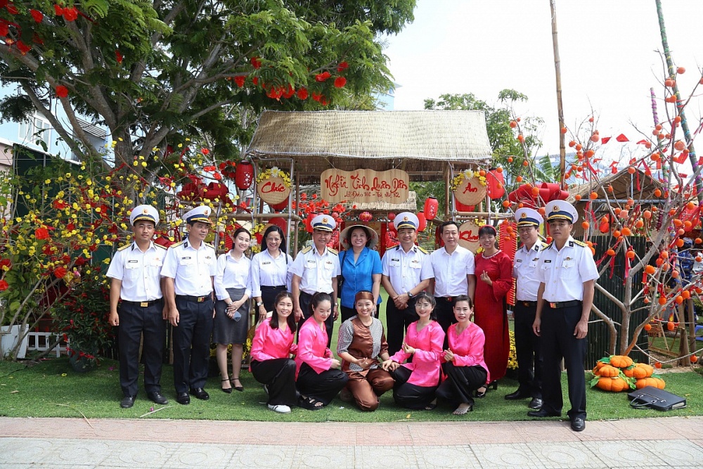 Thủ trưởng Bộ Tư lệnh Vùng 4 tham quan, chụp ảnh lưu niệm cùng các đội thi.