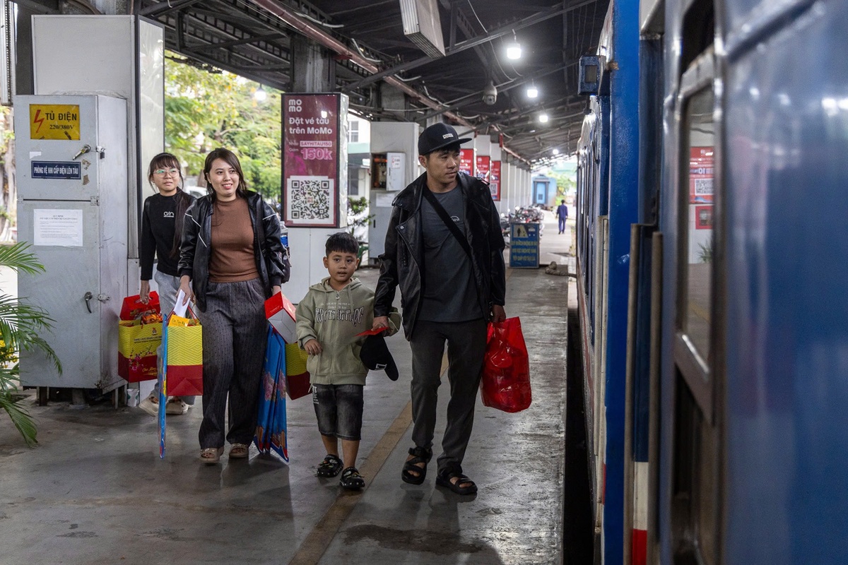 TP. Hồ Chí Minh: Người lao động về quê đón Tết trên chuyến tàu Công đoàn
