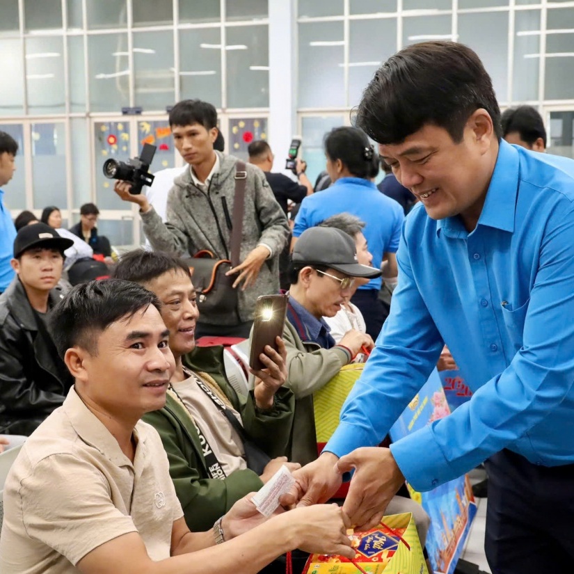 chuyen tau mua xuan va hanh trinh tro ve cua nhung nguoi lao dong xa que