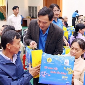 Xuân về trong những suất quà đủ đầy cho công nhân Quảng Ngãi