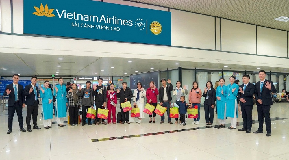 Tấm vé máy bay hiện thực hóa giấc mơ sum vầy sau gần 3 thập kỷ