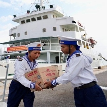 Trọn vẹn ấm áp tình quân dân, mang nước mắm CHIN-SU cá cơm biển đông tới người lính nơi đảo xa