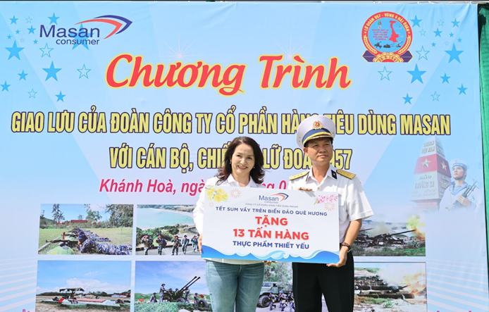 Đại diện Công ty Cổ Phần Masan trao tặng 13 tấn hàng thực phẩm thiết yếu đến các chiến sỹ, cán bộ Vùng 4 Hải Quân