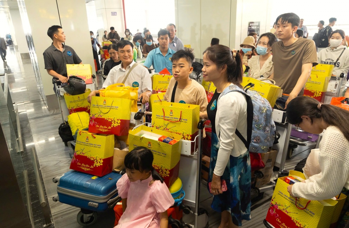 Chuyến bay đặc biệt chở niềm tin, hy vọng của người lao động dịp Tết