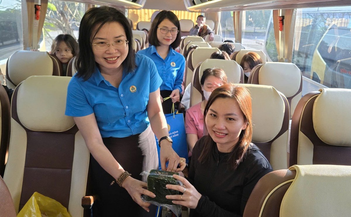 Người lao động Đà Nẵng hân hoan về quê đón Tết trên chuyến xe Công đoàn Người lao động Đà Nẵng hân hoan về quê đón Tết trên chuyến xe Công đoàn