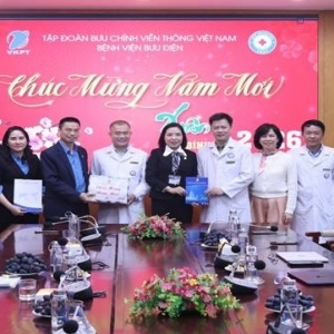 Công đoàn Khoa học - Công nghệ và VNPT chúc Tết cán bộ nhân viên Bệnh viện Bưu điện