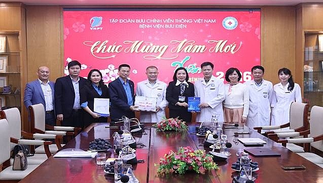 Đồng chí Phạm Quang Hưởng, Phó Chủ tịch Công đoàn Khoa học và Công nghệ Việt Nam (thứ tư bên trái) và đồng chí Sần Thị Bình, Phó Chủ tịch Thường trực Công đoàn VNPT (thứ năm bên phải) đến thăm hỏi, chúc Tết và tặng quà cho tập thể đoàn viên, người lao động Bệnh viện Bưu điện. Ảnh: ĐVCC Đồng chí Phạm Quang Hưởng, Phó Chủ tịch Công đoàn Khoa học và Công nghệ Việt Nam (thứ tư bên trái) và đồng chí Sần Thị Bình, Phó Chủ tịch Thường trực Công đoàn VNPT (thứ năm bên phải) đến thăm hỏi, chúc Tết và tặng quà cho tập thể đoàn viên, người lao động Bệnh viện Bưu điện. Ảnh: ĐVCC