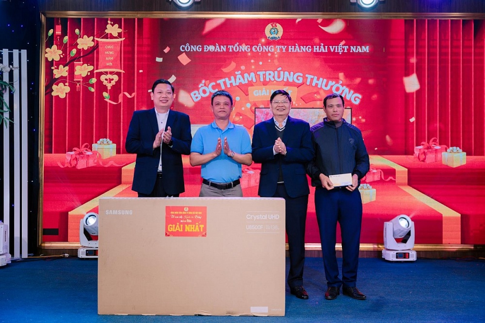 Gần 2,3 tỷ đồng chăm lo Tết cho đoàn viên, người lao động Hàng hải