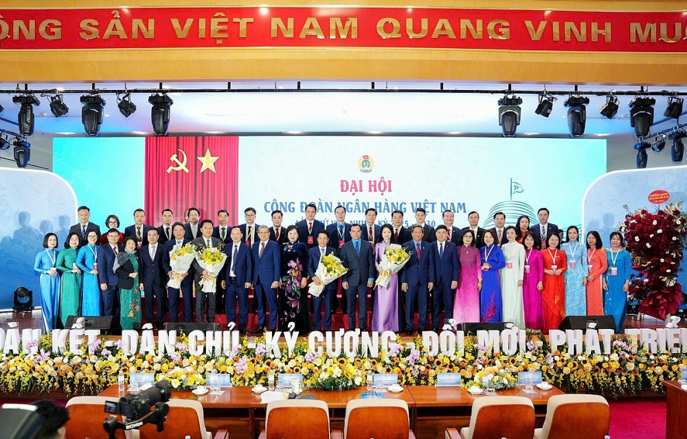 Ban Chấp hành Công đoàn Ngân hàng Việt Nam nhiệm kỳ 2025 – 2030 ra mắt Đại hội. Ảnh: ĐVCC.