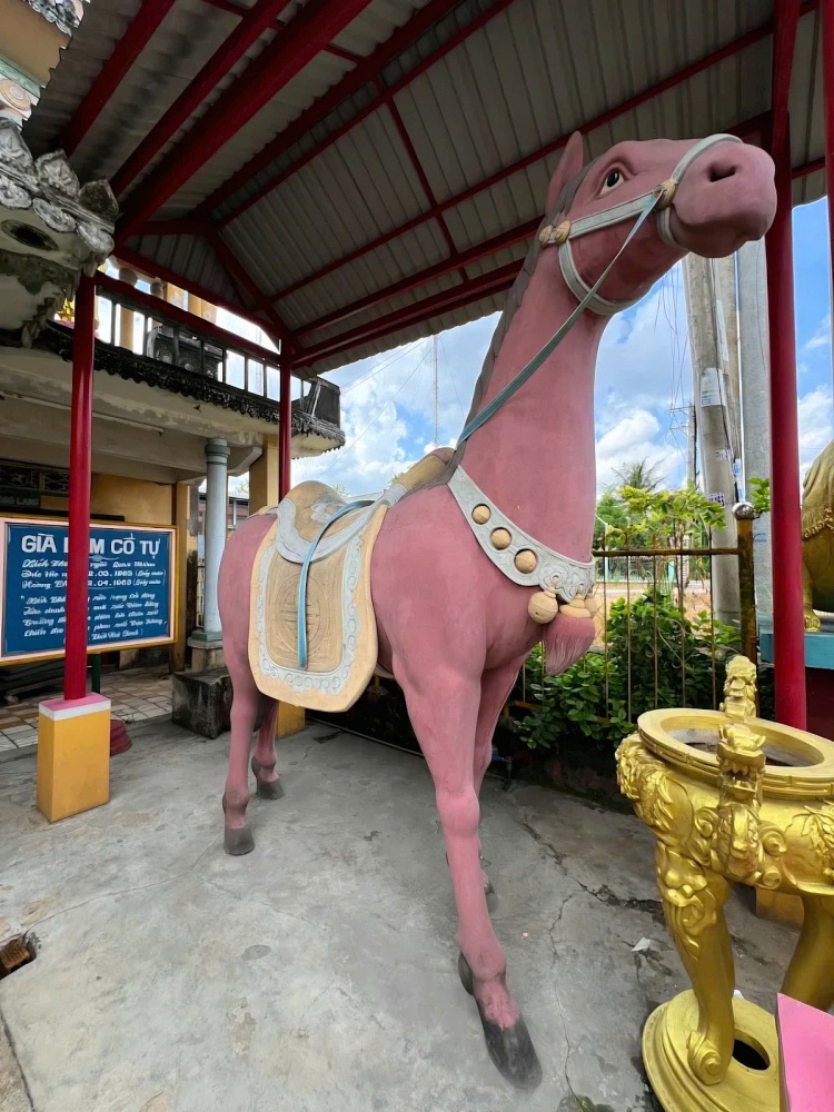 Cận cảnh khuôn mặt tượng ngựa Xích Thố tại Già Lam cổ tự, với những đường nét được tạo tác tỉ mỉ, ánh mắt và hình khối toát lên sự sắc xảo dù pho tượng đã trải qua nhiều thập niên.