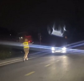 Tài xế vi phạm nồng độ cồn, lái ô tô đi lùi để trốn bị phạt nên lao xuống ruộng