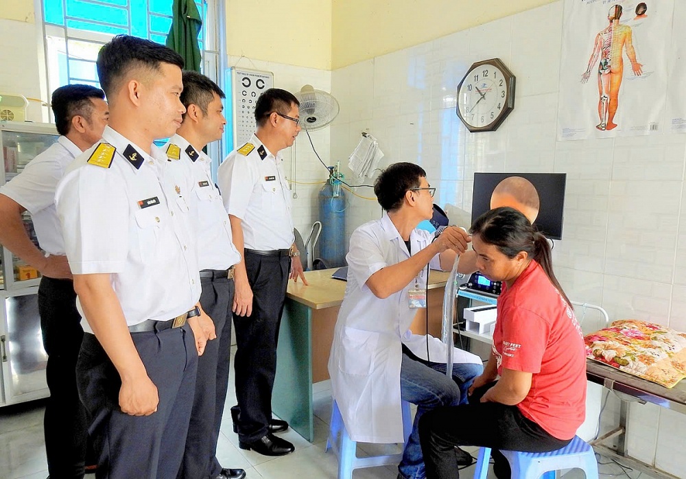 Công đoàn cơ sở Công ty TNHH MTV 128 (Quân chủng Hải quân) bàn giao thiết bị Y tế tại Xã Hoằng Trường, Thanh Hóa tháng 7.2024 chào mừng kỷ niệm 60 chiến thắng trận đấu của Hải quân nhân dân Việt Nam ngày 2 và 5.8.1964. Ảnh: ĐVCC.