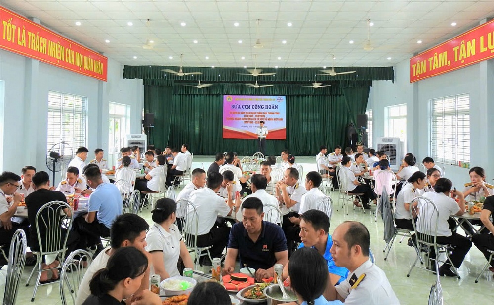 Công đoàn cơ sở Công ty TNHH MTV 128 (Quân chủng Hải quân) tổ chức bữa cơm công đoàn nhân kỷ niệm 80 năm Cách mạng Tháng Tám thành công (19.8.1945-19.8.2025) và Quốc khánh nước CHXHCN Việt Nam (2.9.1945-2.9.2025). Ảnh: ĐVCC.