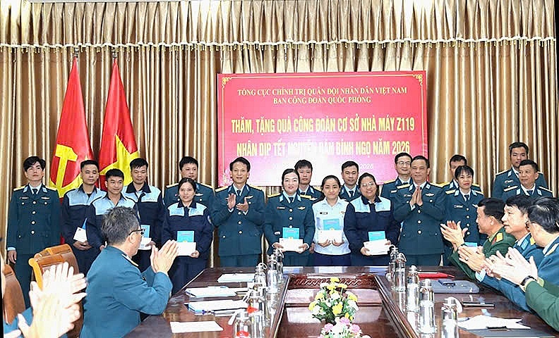 Ban Công đoàn quốc phòng, Cục Chính trị PK-KQ thăm, tặng quà Công đoàn cơ sở và người lao động tại Nhà máy Z119 nhân dịp Tết Bính Ngọ 2026. Ảnh: ĐVCC.