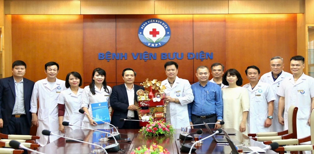 Đồng chí Nguyễn Anh Tuấn, (người đứng thứ 5 từ trái sang), Chủ tịch Công đoàn VNPT thăm hỏi, chúc Tết và tặng quà cho tập thể đoàn viên, người lao động Bệnh viện Bưu điện. Ảnh: ĐVCC.