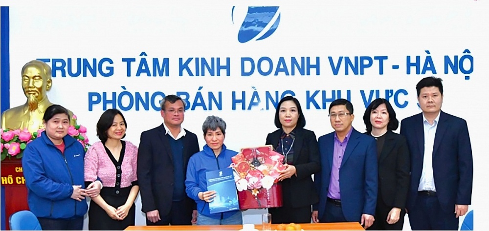 Đồng chí Sần Thị Bình (người đứng thứ 5 từ trái sang), Phó Chủ tịch thường trực Công đoàn VNPT thăm hỏi, động viên và trao quà Tết cho người lao động VNPT. Ảnh: ĐVCC.