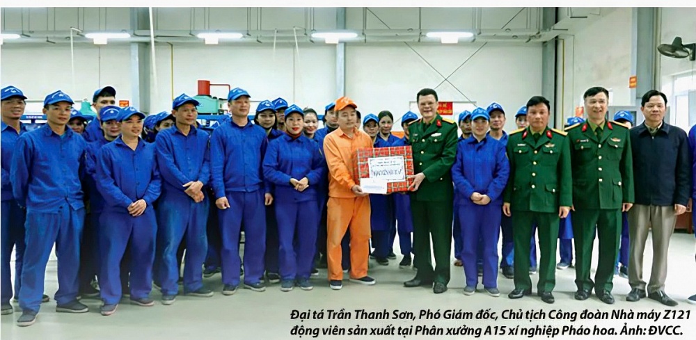 Đại tá Trần Thanh Sơn, Phó Giám đốc, Chủ tịch Công đoàn Nhà máy Z121 động viên sản xuất tại Phân xưởng A15 xí nghiệp Pháo hoa. Ảnh: ĐVCC.