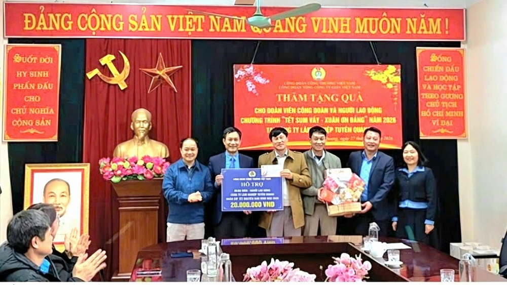 Đồng chí Lê An Hải - Chủ tịch Công đoàn Công thương Việt Nam thăm và trao quà cho ĐV, NLĐ tại Công ty Lâm Nghiệp Hà Giang và Tuyên Quang. Ảnh: ĐVCC.