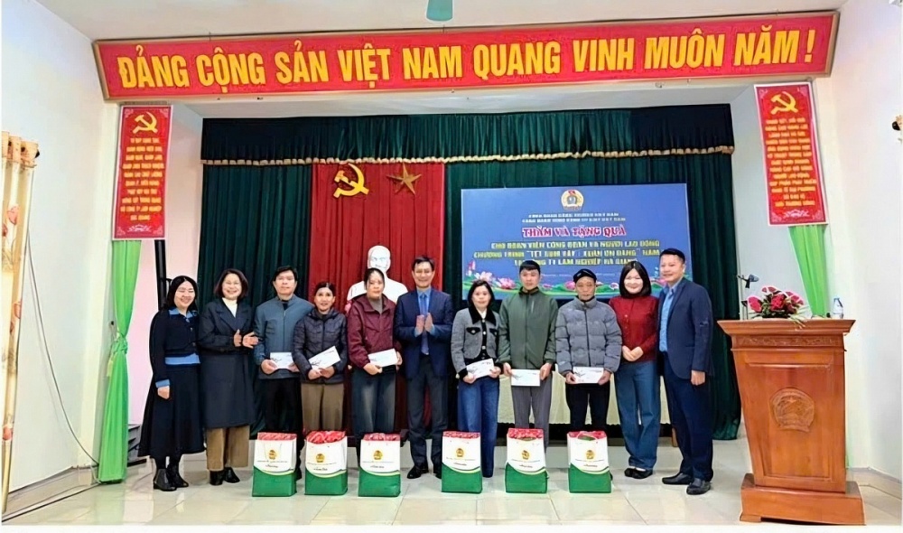 Đồng chí Lê An Hải - Chủ tịch Công đoàn Công thương Việt Nam thăm và trao quà cho ĐV, NLĐ tại Công ty Lâm Nghiệp Hà Giang và Tuyên Quang. Ảnh: ĐVCC.