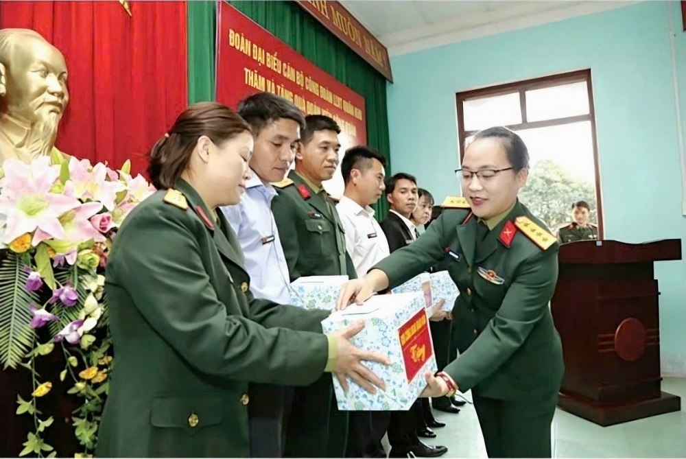 Cục Chính trị QK1 thăm, tặng quà tết ĐVCĐ, NLĐ công ty 86/ Đoàn KT-QP799. Ảnh: ĐVCC