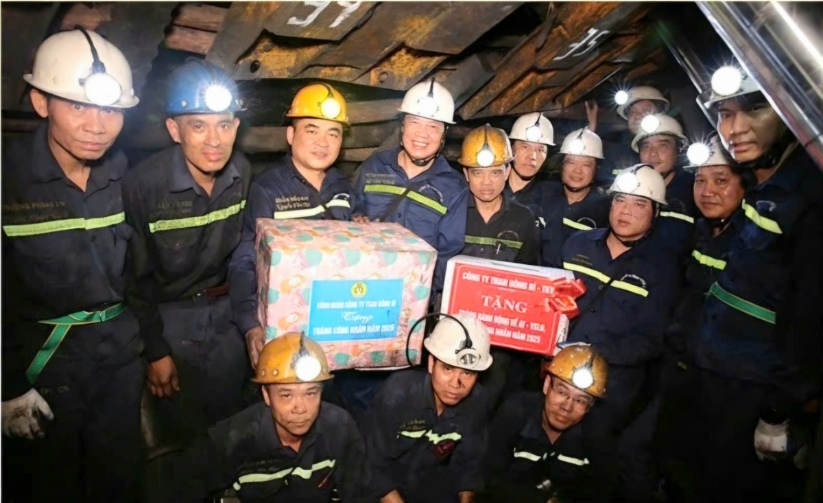 Đồng chí Nguyễn Văn Hưng - Bí thư Đảng uỷ, Giám đốc Công ty Than Uông Bí (thứ ba, hàng thứ hai bên phải) và đồng chí Bùi Văn Vinh - Chủ tịch Công đoàn Công ty Than Uông Bí (thứ tư, từ trái sang) thăm, tặng quà công nhân nhân dịp Tháng Công nhân. Ảnh: ĐVCC.