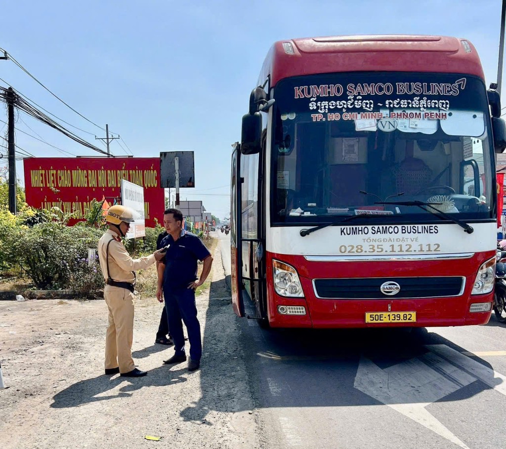 Lực lượng CSGT trên toàn quốc sẽ tập trung xử lý nghiêm các vi phạm liên quan đến xe kinh doanh vận tải hành khách trong những ngày cuối dịp nghỉ lễ Tết Bính Ngọ