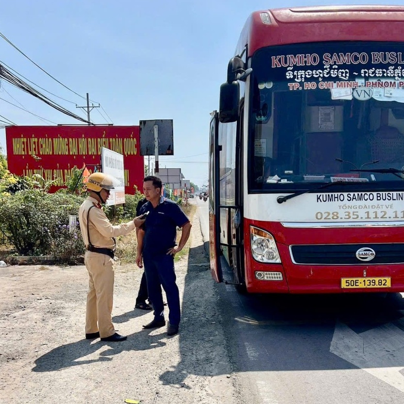 Cảnh sát giao thông siết chặt kiểm tra xe khách trong 3 ngày cuối kỳ nghỉ Tết Bính Ngọ