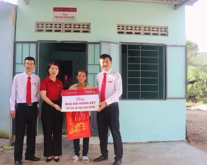 Agribank trao tặng nhà đại đoàn kết cho hộ gia đình chị Cao Thị Điệp (xã Khánh Nam, huyện Khánh Vĩnh, tỉnh Khánh Hòa cũ)