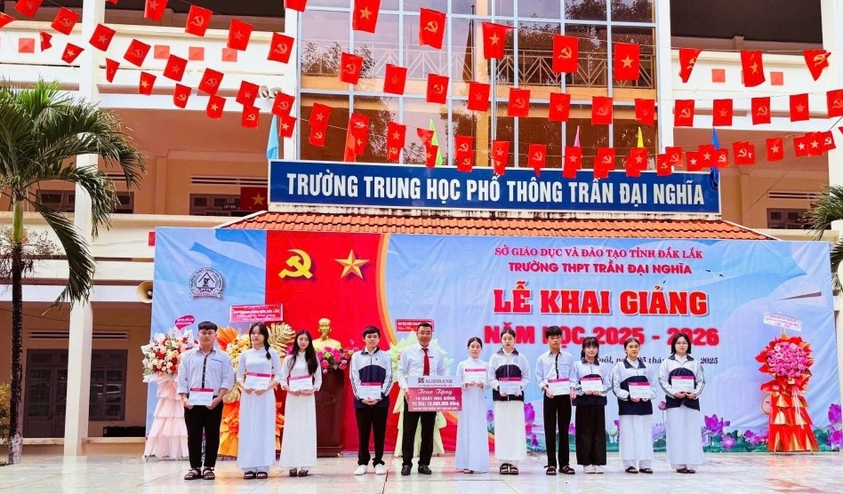 Đại diện Agribank Chi nhánh Đắk Lắk trao học bổng tặng học sinh Trường THPT Trần Đại Nghĩa