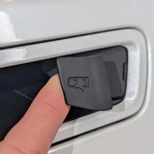 Tay nắm cửa điện tử của Toyota Highlander 2027 đi kèm cơ chế mở cơ học tinh tế này