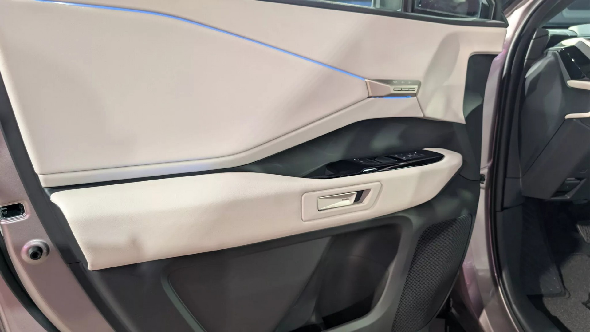 Tay nắm cửa điện tử của Toyota Highlander 2027 đi kèm cơ chế mở cơ học tinh tế này Phía bên trong các cánh cửa của Toyota Highlander 2027 cũng có cơ chế mở cơ học