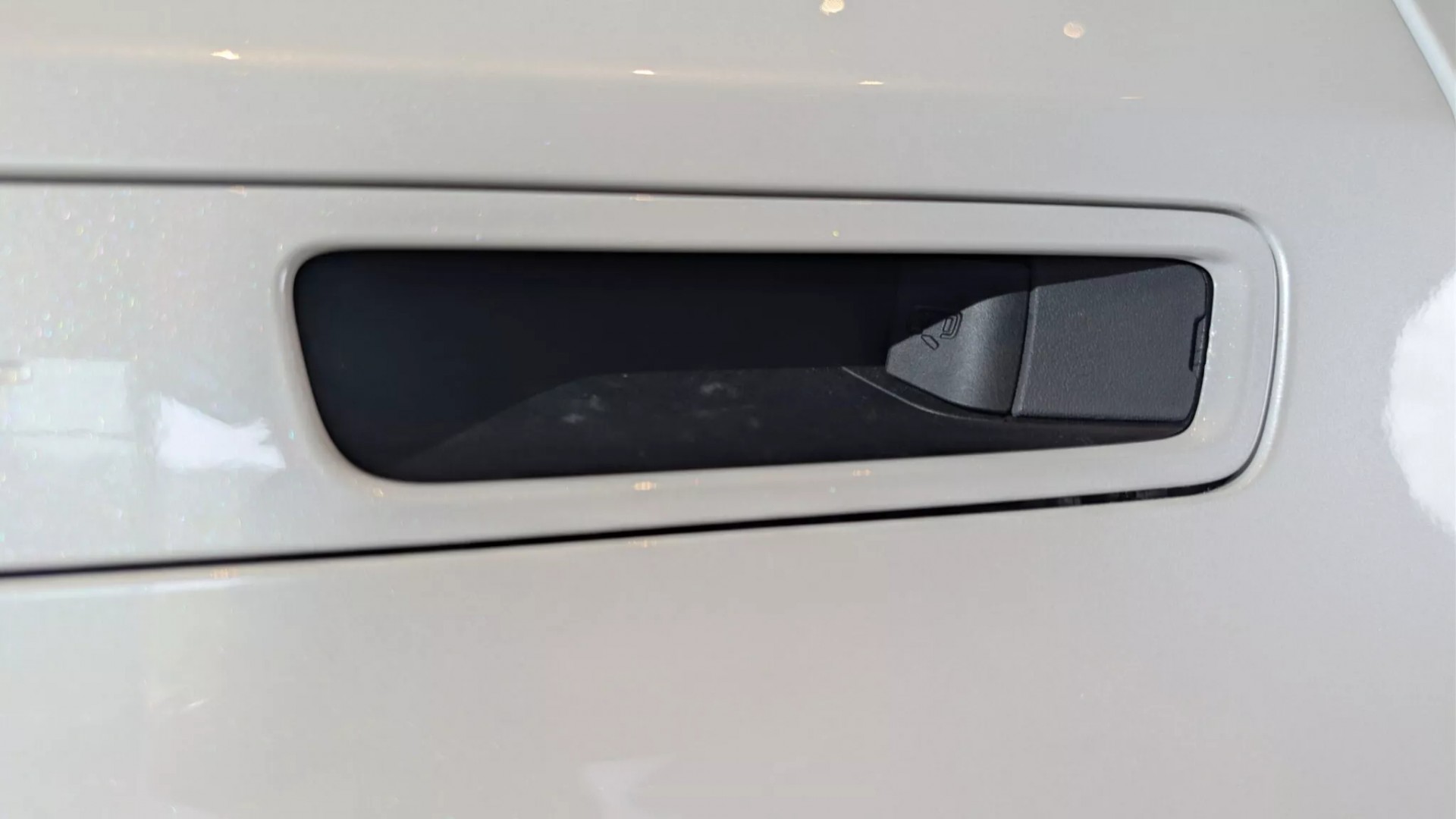 Tay nắm cửa điện tử của Toyota Highlander 2027 đi kèm cơ chế mở cơ học tinh tế này Mặc dù chi tiết mở cơ học nhỏ, nhưng vẫn đủ rõ để người dùng dễ nhận biết