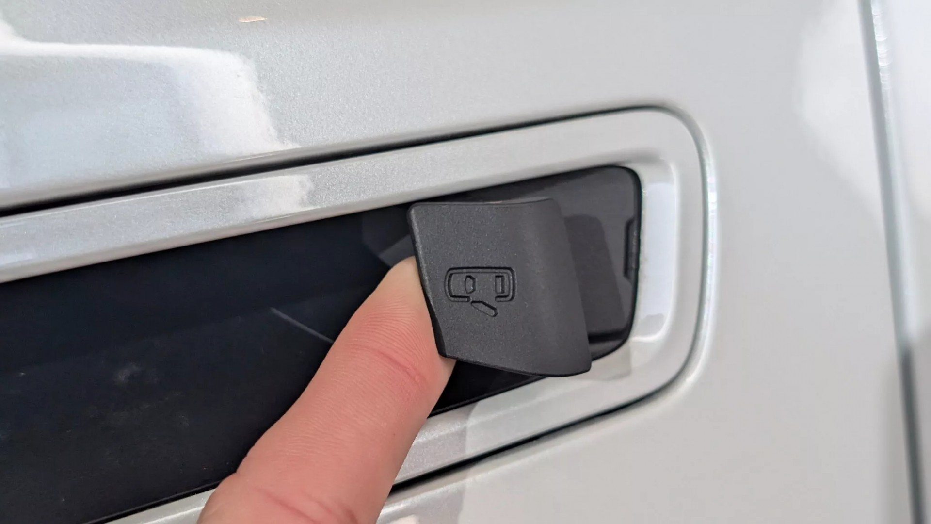 Tay nắm cửa điện tử của Toyota Highlander 2027 đi kèm cơ chế mở cơ học tinh tế này Bộ phận tay nắm cửa của Toyota Highlander chạy điện mới có kèm cơ chế mở cơ học tinh tế (hình ảnh từ Carscoops)