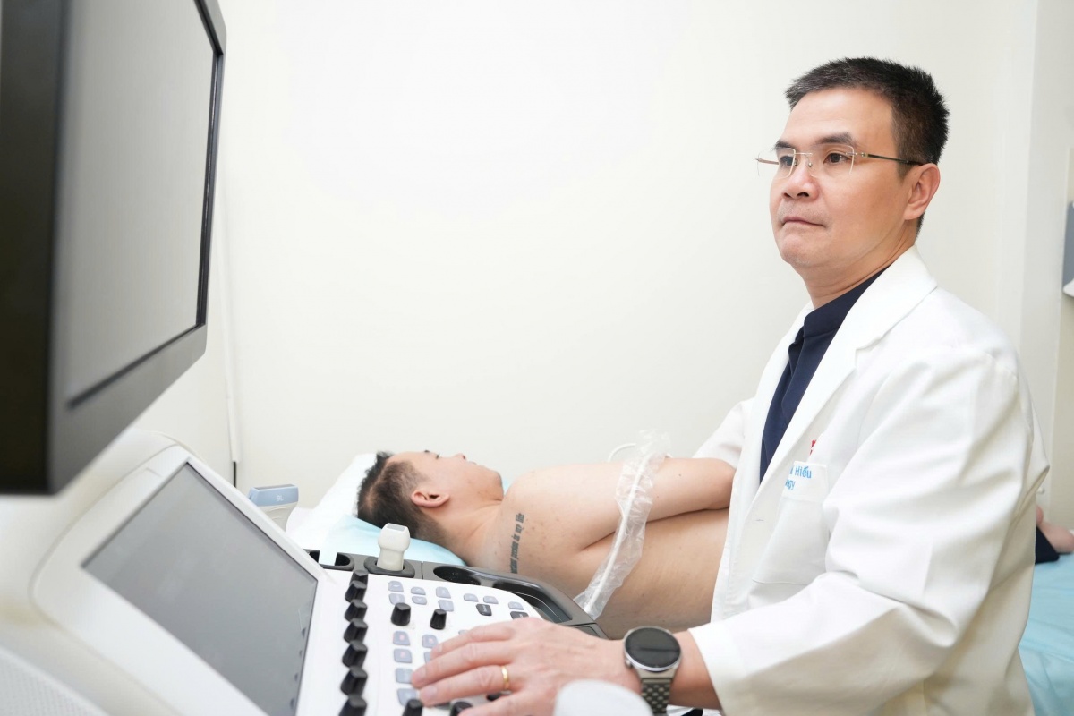 Từ ánh mắt đến trái tim: Hai tiến sĩ, bác sĩ và một hành trình phụng sự người bệnh Từ ánh mắt đến trái tim: Hai tiến sĩ, bác sĩ và một hành trình phụng sự người bệnh