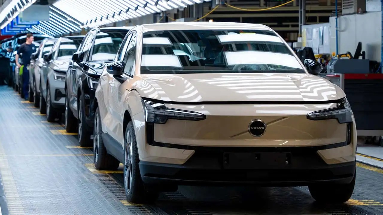 Triệu hồi 40.000 xe điện Volvo EX30 vì lỗi bộ pin có thể bốc cháy Hình ảnh nhà máy sản xuất mẫu xe điện Volvo EX30