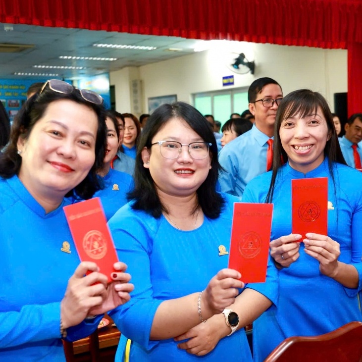 Rộn ràng lì xì đầu xuân, người lao động hăng hái sản xuất