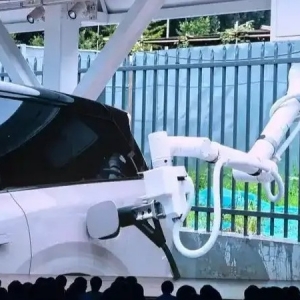 Những robot này biết chạy trên đường ray gắn trần và tự cắm sạc xe điện